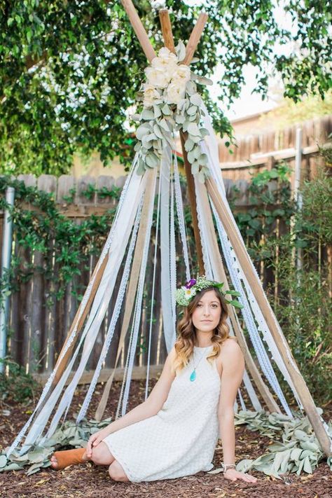 18 lace and ribbon teepee for a backyard bohemian bridal shower - Weddingomania Backyard Bohemian, Bohemian Bridal Shower, Bohemian Party, Deco Champetre, Summer Bridal Showers, Bohemian Baby, Garden Party Decorations, Trendy Baby Shower Ideas, Boho Bridal Shower