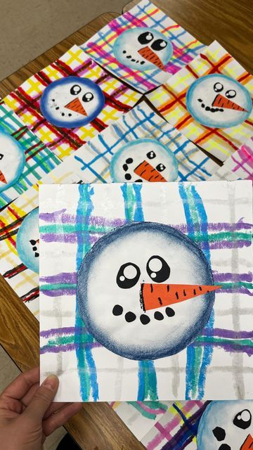 Mrs. Beth Dreyer on Instagram: "2nd grade (quick) Snowman Faces! . Last week, my 2nd graders only had two days (after finishing a project that hadn’t been completed) to create a project for our arctic unit. I was trying to figure out what to make but eventually landed on snowmen. Now the challenge was how to get done in only two days. I was inspired by a project from @juliescolorwheel … and so our snowman heads on plaid backgrounds were born 😂 . The backgrounds were created with @kwikstixpaint and we created the snowmen faces with paper collage and a little bit of chalk, pastel to add value and depth. Not too shabby for two days, huh?! . . . #art #ArtEd #ArtEducation #ArtEducator #ArtTeacher #ArtClass #ArtClassroom #Classroom #ArtRoom #ArtTeacher #ElementaryArtElementary #ElementaryArtCla Snowman Arts And Crafts For Kids, Quick Kindergarten Art Projects, 3rd Grade Winter Art Projects, Winter Prek Art, Christmas Art 1st Grade, Art Lessons For 1st Grade, Winter Themed Art Projects For Kids, Snow Day Art Projects For Kids, Ornament Art For Kids