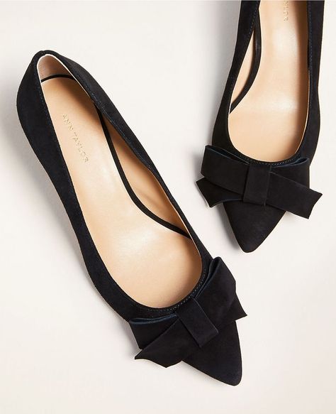 Suede Black Pointed Toe Flats - such a classic and timeless style! Black Flat Dress Shoes, Black Dress Flats, Black Pointed Toe Flats, Walking In Heels, Velvet Flats, Dressy Shoes, Flat Dress Shoes, Bow Pumps, Dress Flats