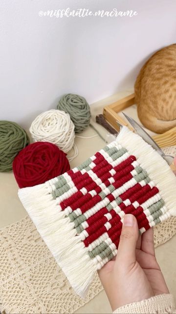 Macrame Christmas Coasters, Macrame Coasters Diy Tutorial, Home Pixel Art, Pixel Art Macrame, Macrame Coasters Diy, Alternative Christmas Tree Diy, Pixel Macrame, Christmas Pixel, Knot Guide