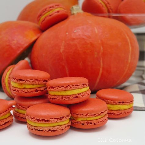 Pumpkin Spice Macarons Pumpkin Macaron Template, Macaron Flavors Ideas, Pumpkin Macaron, Japanese Squash, Banquet Meals, Pumpkin Spice Macarons, French Desserts Easy, Macaron Ideas, Red Kuri Squash