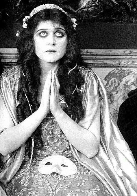 Theda Bara in " Romeo & Juliet " c. 1916 Theda Bara, Silent Film Stars, Popular Actresses, Old Hollywood Stars, Image Archive, Silent Movie, Vintage Portraits, Silent Film, Romeo And Juliet