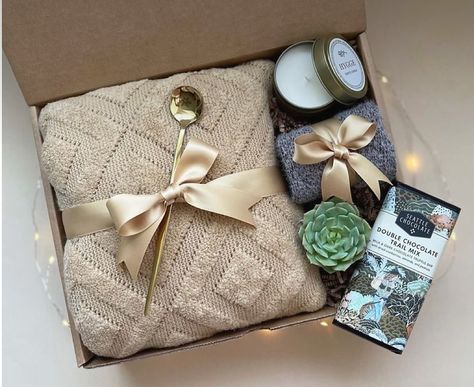 #gifts #love #recuerdos #loveislove #home #homesweethome #mb11 Blanket And Candle Gift Basket, Gift Basket With Blanket, Sending Healing Vibes, Blanket Gift Basket, Sympathy Care Package, Gifting Business, Chocolate Trail Mix, Get Well Gift Baskets, Baskets Diy