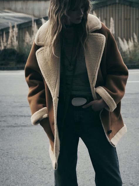 Anine Bing's Capsule Wardrobe Essentials | SheerLuxe Shearling Jacket Women, Capsule Wardrobe Essentials, Heart Clothes, Jean Large, Suede Coat, Oversized Coat, Knitted Coat, Shearling Coat, Warm Jacket