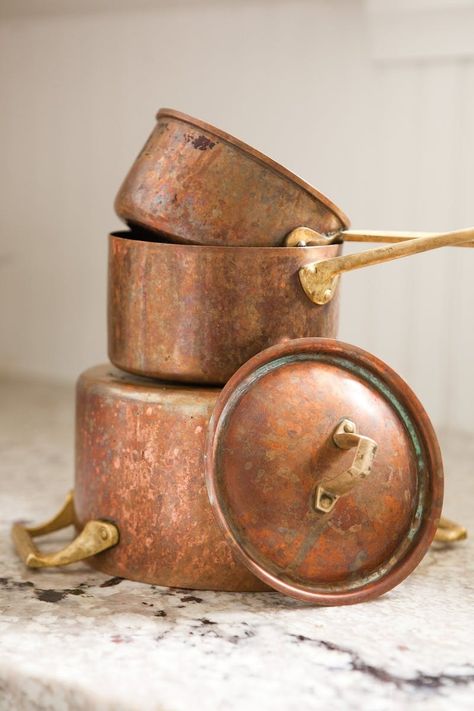 How To Clean and Polish Copper Naturally. Copper pots, copper bottom pots, sinks, mugs, anything you have! Tablet Recipe, Clean Hacks, Homemade Toilet Cleaner, Clean Baking Pans, Cleaning Painted Walls, Glass Cooktop, Deep Cleaning Tips, Hard Water Stains, Toilet Cleaner