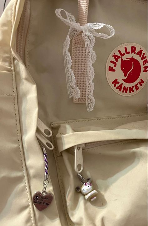 Fjallraven Aesthetic, Fjallraven Kanken Aesthetic, Cute Backpacks Aesthetic, Coquette Backpack, Mochila Kpop, Cute School Bag, Backpack Aesthetic, School Bag Essentials, Aesthetic Backpack