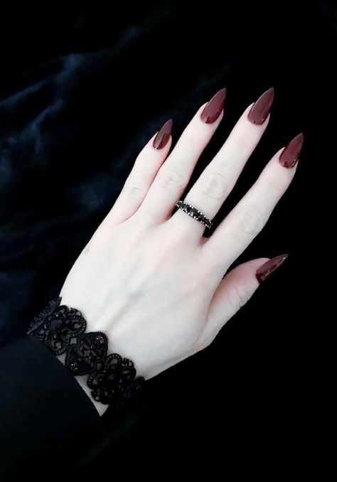 Goth nails Gothic Nail Colors, Vamp Nails Acrylic, Gothic Rose Nails, Vampire Nails Gothic Short, Gothic Nails Simple, Twilight Nails Aesthetic, Short Vampire Nails, Nail Vampire, White Goth Nails