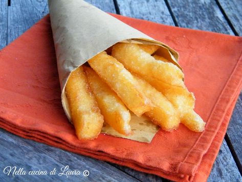 BASTONCINI DI POLENTA FRITTA Polenta Fritta, Italian Recipes Traditional, Fish And Chips, Polenta, Italian Food, Finger Food, Food Illustrations, Vegetable Recipes, Finger Foods