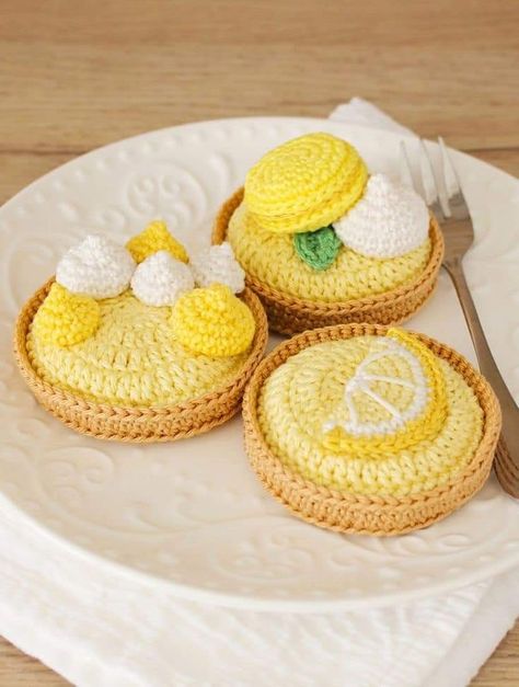 Kawaii Food Crochet, Crochet Dessert Free Pattern, Crochet Lemon Pattern, Crochet Bakery, French Knitting Projects, Crochet Desserts, Dessert Crochet, Crochet Food Patterns, Amigurumi Cake