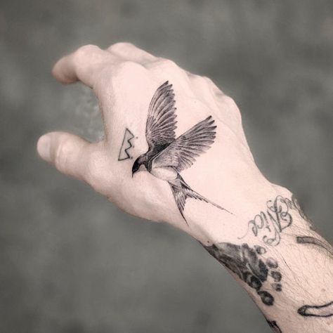 Jay Shin on Instagram: “🐦” Bird Hand Tattoo, Natur Tattoo Arm, Tattoo Main, Swallow Bird Tattoos, Herren Hand Tattoos, Bird Tattoo Men, Mangas Tattoo, Bird Tattoos For Women, Sparrow Tattoo