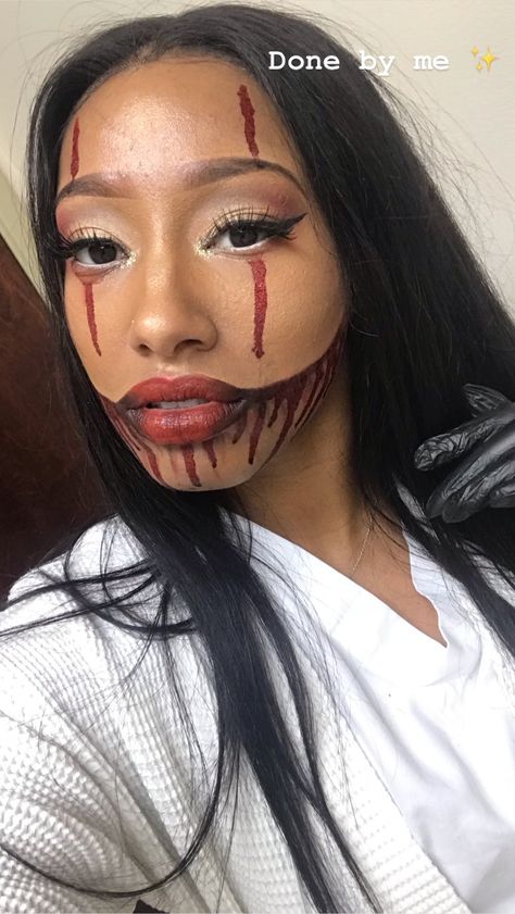 Sexy clown make up with fake blood 🎃 Blood Makeup Look, Halloween Makeup Blood, Bday Makeup, Unique Halloween Makeup, Cute Clown Makeup, Blood Makeup, Cute Halloween Makeup, Pokemon Tattoo, Zombie Makeup