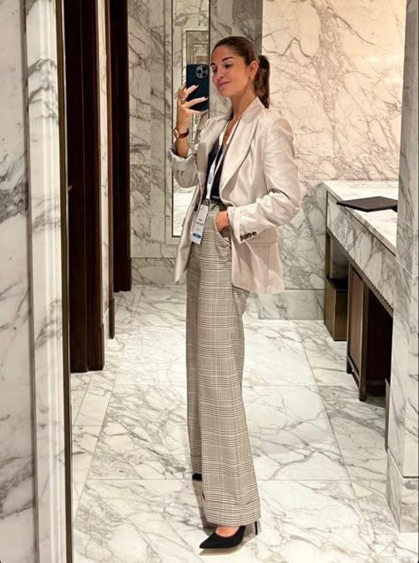 Wag Outfits, Outfit Formal Mujer, Law School Outfit, Conference Outfit, Women Professional Attire, Women Lawyer, Lawyer Fashion, Look Office, Lawyer Outfit