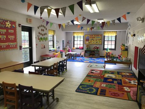 Playschool Classroom Design, Ecd Classroom Layout, Preschool Room Decor Classroom Setup, Preschool Classroom Setup Layout, Childcare Classroom Setup, Childcare Center Decor, Preschool Room Layout Classroom Setup, Aba Center Decor, Literacy Rich Classroom Environment