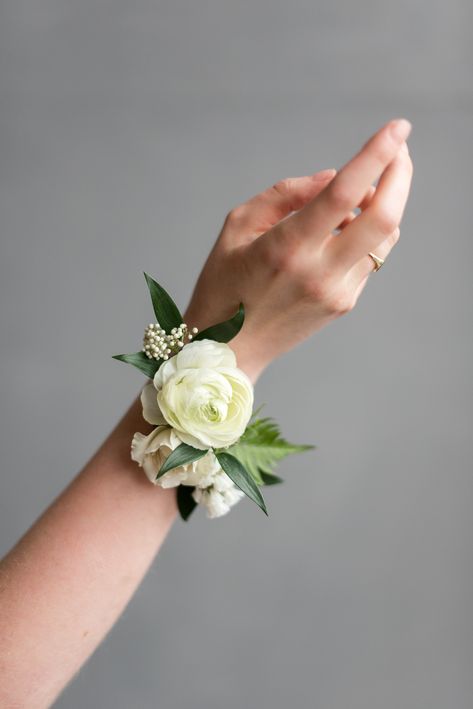 Wrist Wedding Corsage, Flower Wristlet Corsage, Simple Corsage Wedding, Prom Wrist Corsage Ideas, Prom Corsage Ideas, Formal Corsage, Corsages Wedding, Wristlet Corsage, Wearable Flowers