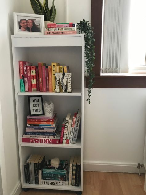 Libreros Aesthetic, Books In Bedroom, Upcycled Bookcase, Small Home Library, Bookshelf Bedroom, Bookshelf Aesthetic, Mini Bookshelf, Vibe Rooms, Bookshelves In Bedroom