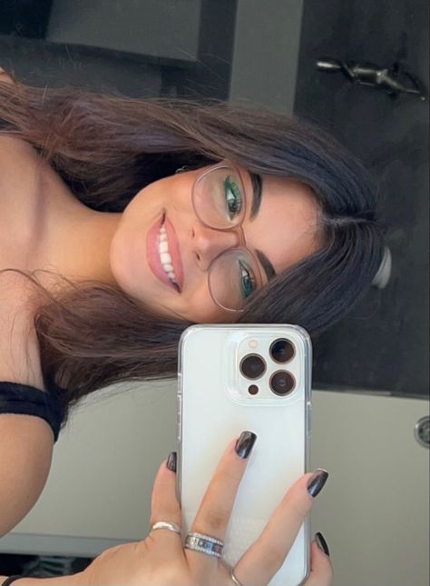 Brunette Glasses, Cute Glasses Frames, Brunette Aesthetic, Classy Glasses, Glasses Outfit, Glasses Inspiration, Womens Glasses Frames, Take A Selfie, Cute Glasses