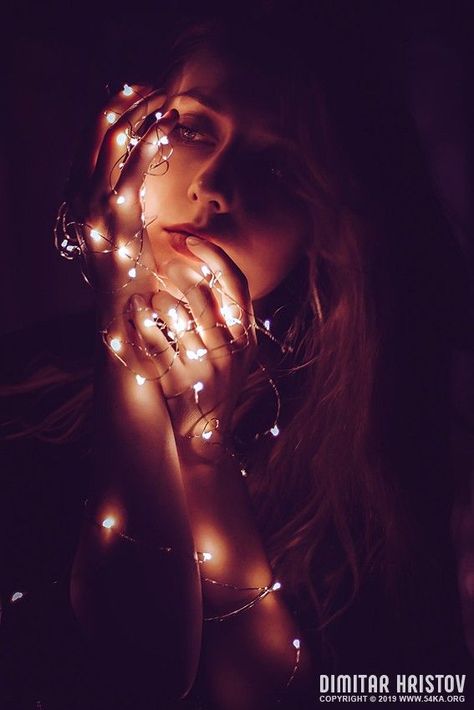 Pose With Lights, Fairy Lights Photography Portraits, Fairy Light Portrait, Fairy Lights Shoot, Photography With Fairy Lights, Fairy Light Portrait Photography, Fairy Lights Photography Night, Colorful Light Photography, Twinkle Light Photoshoot