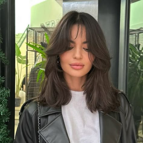 Short Butterfly Haircut, Rambut Brunette, Butterfly Haircut, Haircuts For Medium Length Hair, Layered Haircuts For Medium Hair, Bangs With Medium Hair, Hairstyles For Layered Hair, Haircuts For Medium Hair, Haircuts Straight Hair