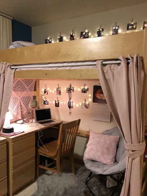 My dorm loft with curtains Dorm Planning, Loft Bedrooms, Teenage Room Decor, Small Apartment Bedrooms, Rustic Living Room Furniture, Apartment Loft, College Bedroom, College Dorm Room Decor, Dorm Room Designs