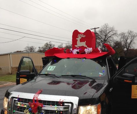 Make a Giant Cowboy Hat Cowboy Parade Float Ideas, Country Christmas Parade Float, Make A Cowboy Hat, Western Vbs, Homecoming Floats, Christmas Parade Floats, Diy Rocket, Denim Party, Texas Christmas