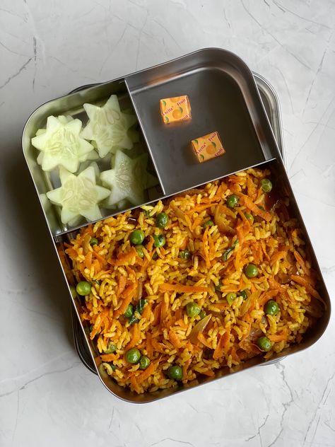 Veg Tiffin Recipes Lunch Boxes, Kids Lunch Ideas For School Indian, Indian School Lunch, Lunch Ideas Rice, Satvik Recipes, Indian Lunch Box, Tiffin Ideas, Friday Recipes, Carrot Rice