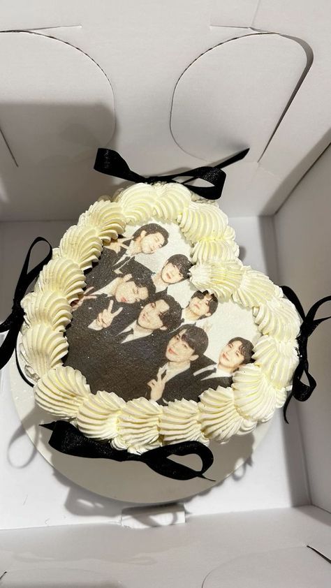 K Pop Cake Ideas, Kpop Birthday Cake Ideas, Bts Birthday Party Ideas, Bts Themed Birthday Party, Bts Cake Birthday Ideas, Bts Cake Simple, Jungkook Cake, Kpop Cake Ideas, Kpop Birthday Cake