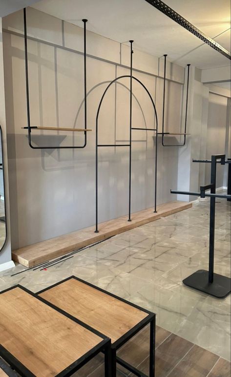 Casher Table Design, Boutique Accent Wall Ideas, Aesthetic Boutique Interior, Simple Boutique Interior Design, Boutique Esthetic, Shop Entrance Design, Fashion Showroom Interior, Small Changing Room, Industrial Store Design