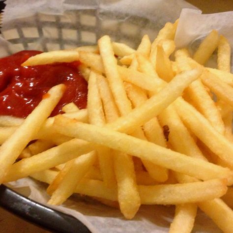 Fries and ketchup Fries And Ketchup, Large Fries, Toxic Foods, Healthy Food Motivation, Food Goals, Food Obsession, Spicy Recipes, French Fries, Pretty Food