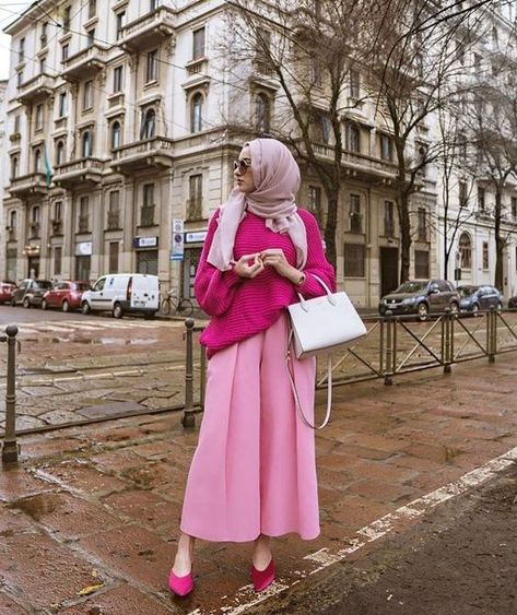 5d1538d694cc2e7d66a882def5d3a7cf (1) Pink Hijab Outfit, Hijab Pink, Pink Hijab, Fesyen Islam, Latina Outfit, Hijab Look, Street Hijab Fashion, Mode Kimono, Modern Hijab Fashion