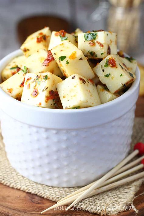 Marinated Mozzarella Cubes Marinated Mozzarella, Marinated Cheese, Marinated Olives, Delicious Appetizer Recipes, Quick And Easy Appetizers, Easy Holiday Recipes, Easy Cheese, Party Appetizers Easy, Cheese Cubes