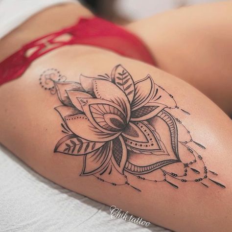 Tatuaje: Flor de loto por Steve Savard, Chik Tattoo - Tatuajes para Mujeres Tattoo Future, Mandala Hip Tattoo, Flower Hip Tattoos, Side Hip Tattoos, Lotus Tattoos, Tattoo Pierna, Side Thigh Tattoos, Flower Thigh Tattoos, Hip Thigh Tattoos