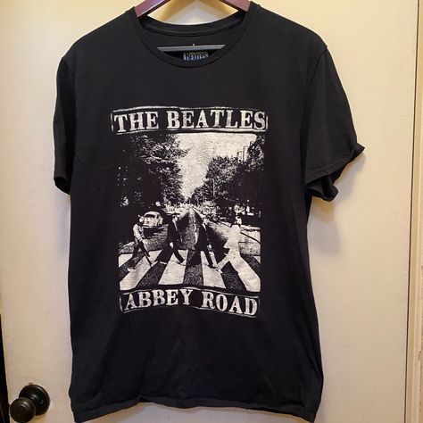 Nwot The Beatles Abbey Road Tee Shirt. Black Shirt With White Print. Size Large Beatles Merch, Graphic Tee Outfit Men, The Beatles T Shirt, The Beatles Abbey Road, Beatles Graphic, Beatles Shirt, Beatles Band, Birthday Things, Beatles Tshirt