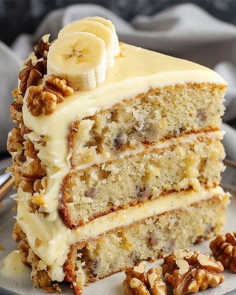 Banana Walnut Dream Cake - Moist, Delicious Recipe - optimal recipes Banana Cream Cake, Banana Walnut Cake, Lemon Cupcake Recipe, Nigella Lawson Recipes, Banana Walnut, Banana Cake Recipe, Walnut Cake, Chocolate Dessert Recipes, Dream Cake