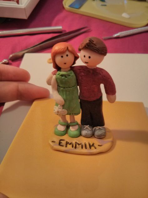 Polymer Clay (FIMO and Sculpey) couple figurine. Handmade.   Emma asked me to make her and her boyfriend out of clay. Their faces were a nightmare as I had never made any faces before. I'm quite happy with how it came out, although I had originally intended to try to make them more realistic.  If making it again, I'd probably make a better platform for them. Couple Polymer Clay, Date Night Clay Ideas, Air Dry Clay Boyfriend, Romantic Clay Ideas, Couples Gift Ideas Diy, Clay Crafts For Couples, Cute Couple Clay Art, Air Dry Clay Ideas Gifts, Ceramic Art For Boyfriend