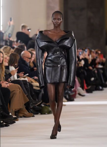 Leather Runway 2023, Leather Dress Runway, Schiaparelli Spring 2023, Spring 2023 Couture, 2023 Couture, Column Dress, Creation Couture, Looks Chic, Mode Inspo