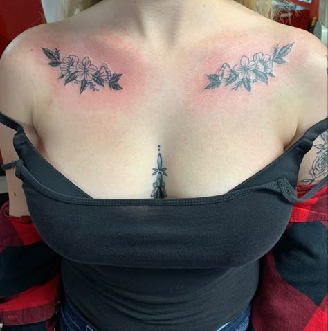 Old School Collar Bone Tattoo, Traditional Collar Bone Tattoo Women, Double Collar Bone Tattoo, Women’s Chest Tattoos Black, Gothic Collarbone Tattoo, Collarbone Tattoo Traditional, Pretty Chest Tattoo Female, Elegant Chest Tattoo, Collar Bone Tattoo Flower