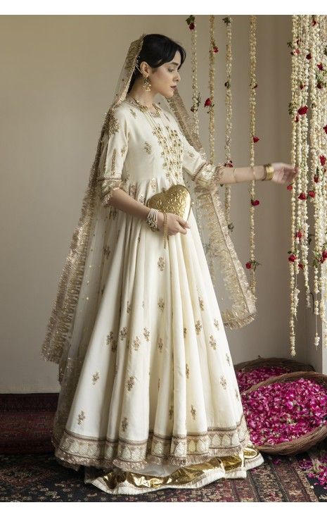 Simple Bridal Dresses Pakistani, Simple Nikkah Dress, Nikah Attire, Nikkah Brides, Nikkah Bride Dress, White Engagement Dresses, Pakistani Mehndi Dress, Nikkah Outfit, Pakistani Dresses Party