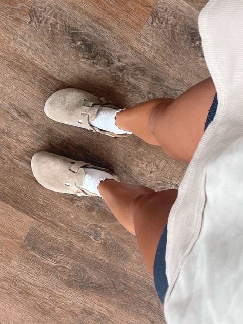 Socks And Birks, Clog Outfit, Boston Outfits, Birkenstock Clog, Clogs Outfit, Birkenstock Outfit, Skandinavian Fashion, Sock Outfits, Ankle Sock