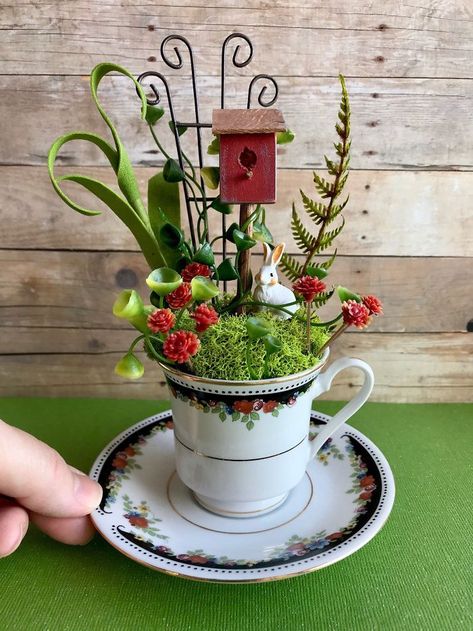 Fairy Teacup Garden, Fairy Teacup, Fairy Miniatures, Cup And Saucer Crafts, Tea Cup Art, Teacup Gardens, Teacup Crafts, Mini Gardens, Fairy Garden Designs