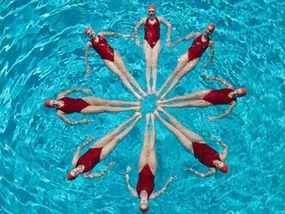 synchronised swimming High Diving, Swimming Photos, Things Organized Neatly, Synchronized Swimming, Sake Set, Summer Is Here, Swimmers, Line Patterns, Model Photos