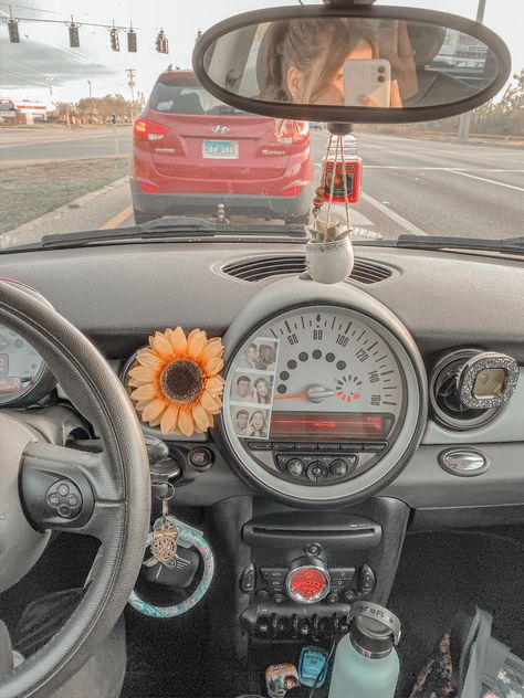 Mini Cooper Decorations Interior, Car Accessories Mini Cooper, Cute Cars Aesthetic, Mini Cooper Accessories Interiors, Mini Cooper Decor, Mini Cooper Accessories, Mini Cooper Interior, Mini Cabrio, Car Vibes