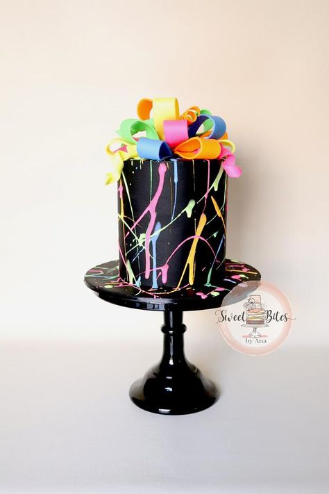 Black And Neon Cake, Pastel Neon Party, Tortas Neon Party, Neon Cake Ideas, Neon Party Cake, Glow In The Dark Cake, Neon Birthday Cakes, Dark Cake, Party Cake Ideas