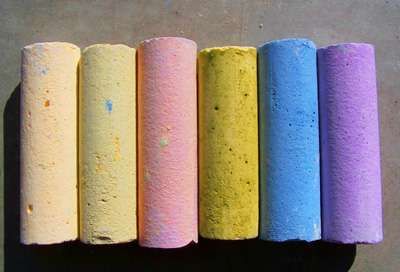 Homemade sidewalk chalk by Mad Maggie Designs - perfect for spring and summer! Mad Maggie, Homemade Sidewalk Chalk, Make Chalk Paint, Homemade Chalk Paint, Homemade Chalk, Craft Presents, Paper Towel Tubes, Birthday Goodie Bags, Homemade Birthday