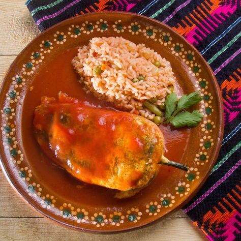 Chile ancho relleno de pollo con nopales Chile Relleno Recipe, Guatemalan Recipes, Fried Peppers, Roasted Poblano Peppers, Guacamole Recipe Easy, Orzo Recipes, Sticky Chicken, Chile Relleno, Chicken Tender Recipes