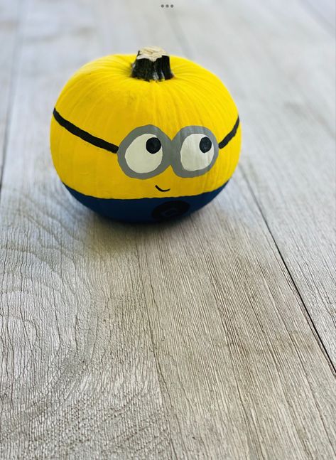 Painted Pumpkin Ideas Book Character, Minion Pumpkin Ideas, Minon Pumpkin Painting, Pumpkin Ideas Minion, Munchkin Pumpkin Painting, Painted Pumpkins Ideas Halloween, Pumpkin Painting Ideas For Babies, Minions Pumpkins Painting, Boys Pumpkin Painting Ideas