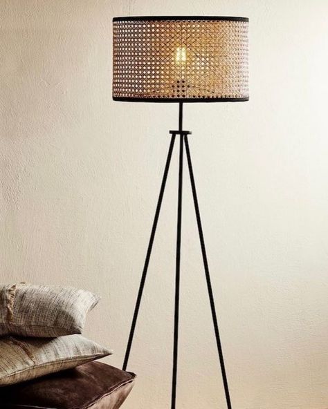 Rattan Lampe, Estilo Japandi, Rattan Floor Lamp, Floor Lamp Styles, Deco Salon, Floor Lamps Living Room, Tripod Floor Lamps, Light Bulb Types, Tripod Lamp