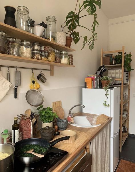 Aesthetic Dorm Kitchen, Minimal Artsy Apartment, Cottagecore Minimalist Aesthetic, Small Apartment Inspo, Nyc Apartment Kitchen, Small Apartment Aesthetic, Kitchen Retro Vintage, Dream Apartment, Apartment Kitchen