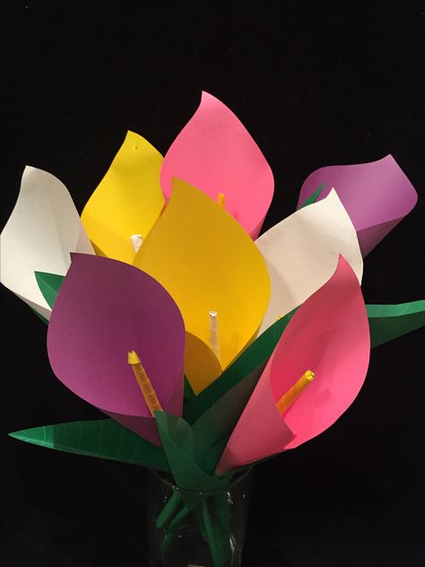 Paper Calla Lilies Diy, Paper Calla Lily, Crepe Paper Calla Lily Tutorials, Stained Glass Calla Lily, Polymer Clay Calla Lily, Paper Bouquet, Paper Craft Diy Projects, Origami Crafts Diy, Handmade Flowers Paper