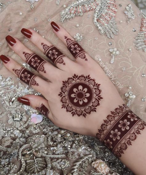 Mehndi ✨Heena ✨ Korean Mehndi Design, Pakistani Mehndi Designs Back Hand, Mehndi Pakistani Design, Mendi Design Unique Stylish, Round Mehndi Design Front Hand, Simple Pakistani Mehndi Designs, Back Hand Flower Mehndi Designs, Heena Mehendi Designs Arabic, Pakistani Mehndi Designs Simple