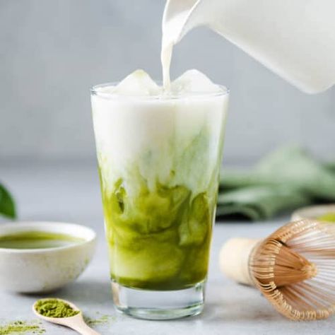 How to Make Matcha Milk Tea Matcha Health Benefits, Matcha Drink Recipes, Matcha Brownies, What Is Matcha, Best Starbucks Drinks, How To Make Matcha, Matcha Milk, Matcha Cookies, Best Matcha